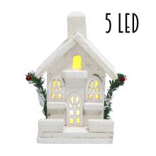 OSVETLENÝ DREVENÝ DOMČEK S 5 LED DIÓDAMI, TROMI OKNAMI A BOROVICOU, BIELY
