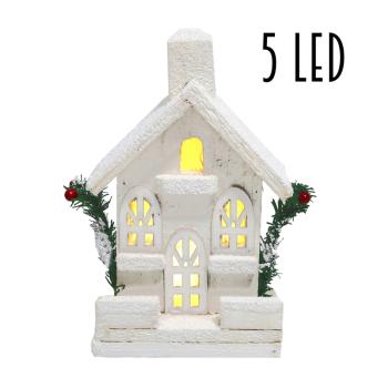 OSVETLENÝ DREVENÝ DOMČEK S 5 LED DIÓDAMI, TROMI OKNAMI A BOROVICOU, BIELY