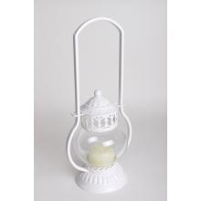 LISOVANÝ KOVOVÝ SVIETNIK S GUĽOU BIELY