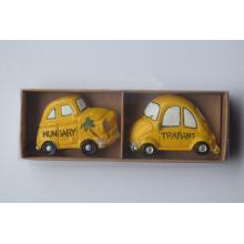 POLYRESINOVÁ SADA MAGNETIEK NA AUTÁ V DARČEKOVEJ KRABIČKE, 2 KUSY, ŽLTÁ/BIELA