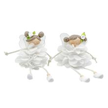 POLYRESINOVÉ DIEVČATKO V ŠATÁCH S VOLÁNIKMI, VISIACE NOHY, BIELA