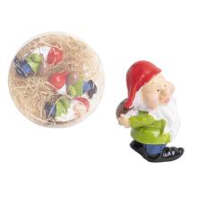 POLYRESINOVÝ TRPASLÍK V OKRÚHLEJ ŠKATUĽKE, 3 KUSY, S RUKAMI ZA CHRBTOM