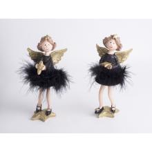 POLYRESINOVÝ ANJEL, STOJACI, OBLEČENÝ V ČIERNOM PERÍ