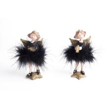 POLYRESINOVÝ ANJEL, STOJACI, OBLEČENÝ V ČIERNOM PERÍ