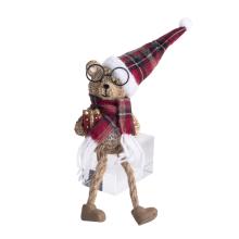 POLYRESINOVÝ MEDVEĎ SO ZAVESENÝMI NOHAMI, OKULIARMI A KÁROVANOU ŠATKOU, HNEDOČERVENÝ