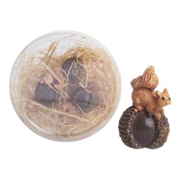 POLYRESINOVÁ VEVERIČKA S GAŠTANOM V PVC GULI, 4 KUSY