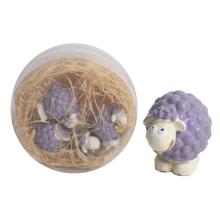 POLYRESINOVÁ SÚPRAVA JAHNIAT V OKRÚHLEJ ŠKATUĽKE, 4 KUSY, FIALOVÁ