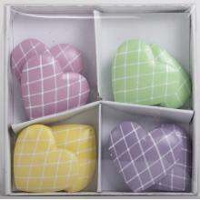 POLYRESINOVÁ SÚPRAVA SRDIEČOK V PAPIEROVEJ ŠKATUĽKE, 8 KUSOV, MRIEŽKOVÝ VZOR