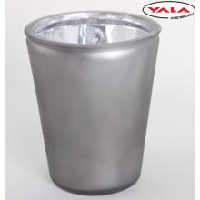 SKLENENÁ VÁZA V TVARE PÍSMENA "V" OKRÚHLA SIVÁ METALICKÁ