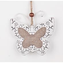 KOVOVÁ ZÁVESNÁ DEKORÁCIA S TEXTILNOU VLOŽKOU MOTÝĽ BIELY