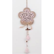 DREVENÁ ZÁVESNÁ DEKORÁCIA S KOVOVOU DEKORÁCIOU RUŽOVÁ