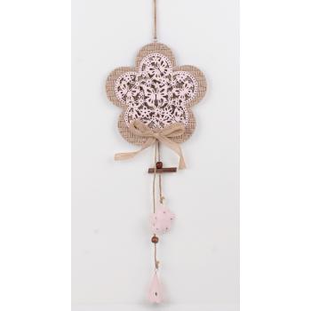 DREVENÁ ZÁVESNÁ DEKORÁCIA S KOVOVOU DEKORÁCIOU RUŽOVÁ