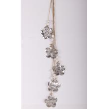 KOVOVÁ ZÁVESNÁ DEKORÁCIA KVET BIELY