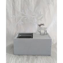 DREVENÁ ŠKATUĽA SO SKLENENÝM SVIETNIKOM, KOVOVÝM STROMČEKOM A ROHOM, SIVÁ