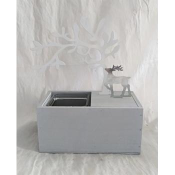 DREVENÁ ŠKATUĽA SO SKLENENÝM SVIETNIKOM, KOVOVÝM STROMČEKOM A ROHOM, SIVÁ