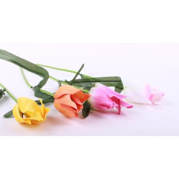 UMELÝ KVET S VLÁKNITÝM TULIPÁNOM