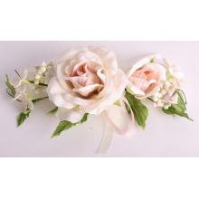 UMELÁ KVETINOVÁ RUŽA S OKRASNÝMI BOBUĽAMI, SVETLORUŽOVÁ