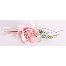 UMELÁ KVETINOVÁ RUŽA SO ZBEROM VINIČA, BLEDO FIALOVÁ