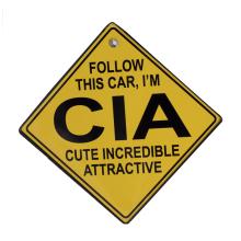 NÁPIS NA TABULI "FOLLOW THIS CAR, IM CIA, CUTE INCREDIBLE ATTRACTIVE"