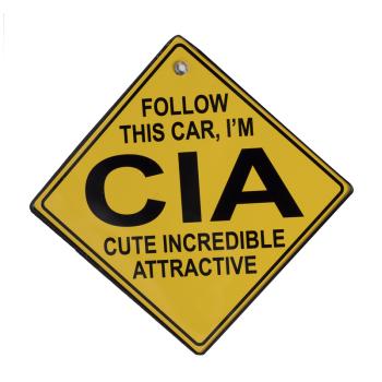 NÁPIS NA TABULI "FOLLOW THIS CAR, IM CIA, CUTE INCREDIBLE ATTRACTIVE"
