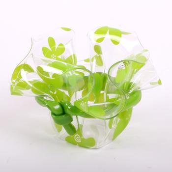 PLASTOVÝ KVETINÁČ, ZVLNENÝ OKRAJ, KVETINOVÝ VZOR, ZELENÝ