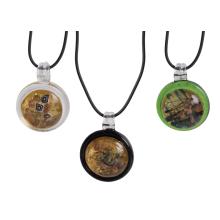 NÁHRDELNÍK Z OKRÚHLEHO SKLA S VYPUKLÝM PRÍVESKOM