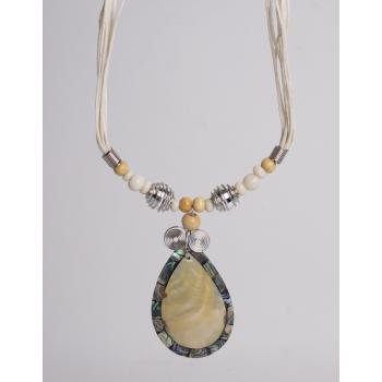 PRÍRODNÝ NÁHRDELNÍK S PRÍVESKOM, BIELY