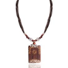 PRÍRODNÝ NÁHRDELNÍK S DREVENÝM PRÍVESKOM, SLNEČNÝ VZOR, HNEDÝ