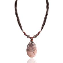 PRÍRODNÝ NÁHRDELNÍK S PRÍVESKOM UZAVRETEJ MUŠLE, HNEDÝ