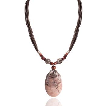 PRÍRODNÝ NÁHRDELNÍK S PRÍVESKOM UZAVRETEJ MUŠLE, HNEDÝ