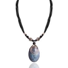 PRÍRODNÝ NÁHRDELNÍK S PRÍVESKOM UZAVRETEJ MUŠLE, ČIERNY