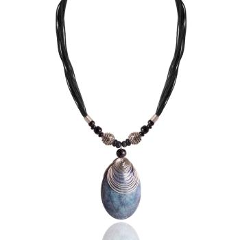PRÍRODNÝ NÁHRDELNÍK S PRÍVESKOM UZAVRETEJ MUŠLE, ČIERNY