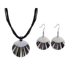 PRÍRODNÝ NÁHRDELNÍK A NÁUŠNICE S KRUHOVÝM PRÍVESKOM S KRUHOVÝM MOTÍVOM