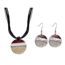 PRÍRODNÝ NÁHRDELNÍK A NÁUŠNICE S KRUHOVÝM TROJFAREBNÝM PRÍVESKOM