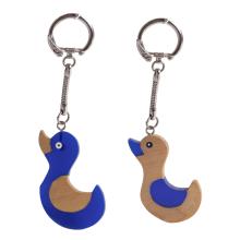 DREVENÝ PRÍVESOK NA KĽÚČE S INTARZOVANOU KAČKOU