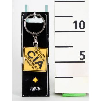 KĽÚČENKA S NÁPISOM "FOLLOW THIS CAR, IM CIA - CUTE INCREDIBLE ATTRACTIVE"