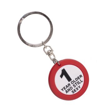 PRÍVESOK NA KĽÚČE S NÁPISOM "1 YEAR OLDER AND STILL SEXY"