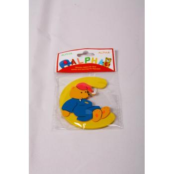 DREVENÝ MEDVEDÍK S PÍSMENOM "C" VO VRECKU