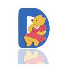 DREVENÝ MEDVEDÍK S PÍSMENOM "D" VO VRECKU