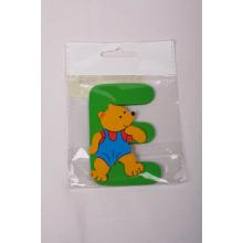 DREVENÝ MEDVEDÍK S PÍSMENOM "E" V SÁČKU