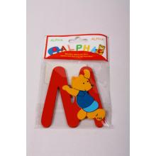 DREVENÝ MEDVEDÍK S PÍSMENOM "M" VO VRECKU