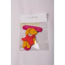 DREVENÝ LIST V TAŠKE S MEDVEDÍKOM "T"