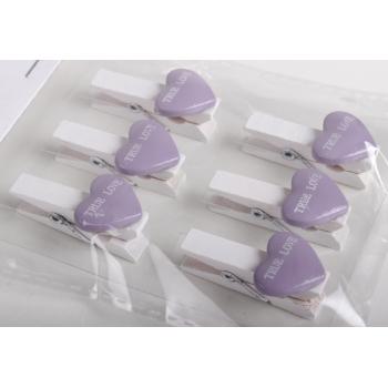 DEKORATÍVNA SADA DREVENÝCH PINZIET V SÁČKU S POLYRESINOVÝM SRDCOM, 6 KUSOV, S NÁPISOM "TRUE LOVE", FIALOVÁ