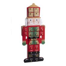 DREVENÝ ADVENTNÝ KALENDÁR S LUSKÁČIKOM, MAĎARSKÝ RYTIER, ČERVENÝ/ZELENÝ, ZLATÉ TRBLIETKY